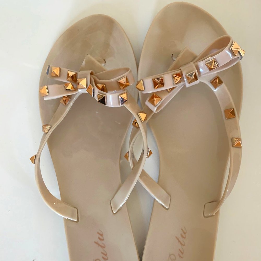 TAN GLOSSY STUDED SANDALS